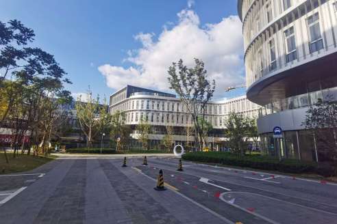 临港新区16号线滴水湖港城广场精装200平拎包入住超长免租